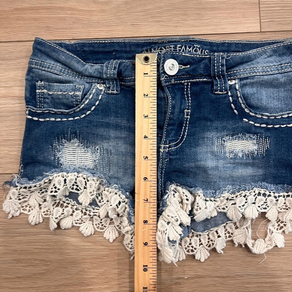 Almost‎ Famous Y2K Distressed Denim Shorts Crochet Lace Trim Low Rise Women 0 - Picture 4 of 5